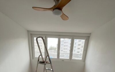 Pose de plinthes et de plafonniers avec ventilateur intégré, rénovation d’un appartement à Caen